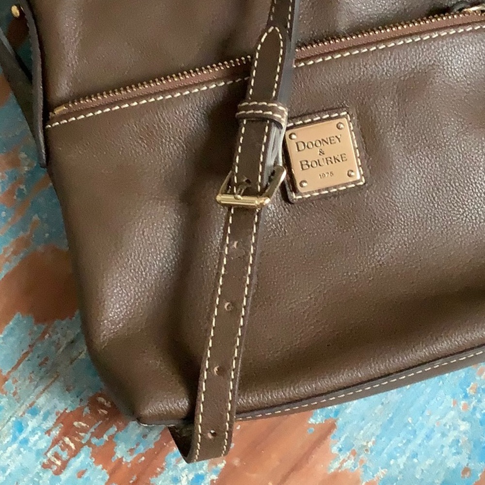 😍Dooney & Bourke Crossbody Pebble Leather Letter Carrier😍 - Picture 5 of 11